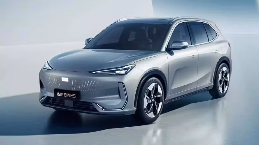 É oficial! Os primeiros carros da Geely chegam ao Brasil — Conheça os detalhes e o modelo que inaugura essa nova fase